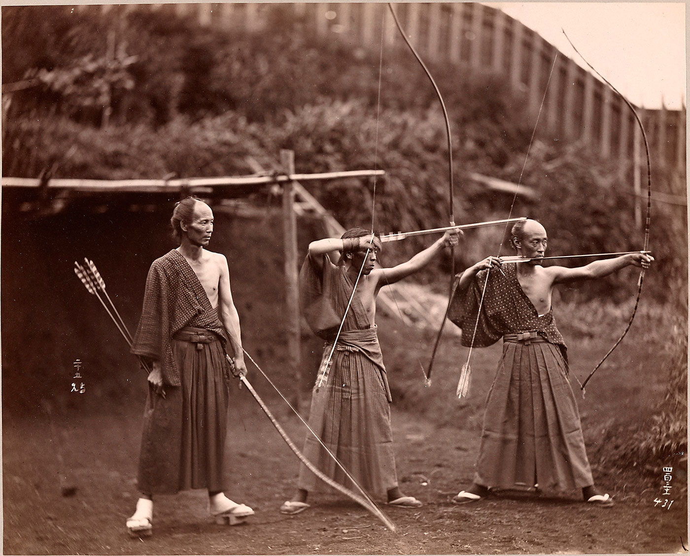 Archers japonais pratiquant le kyudo et l'art du zanshin.