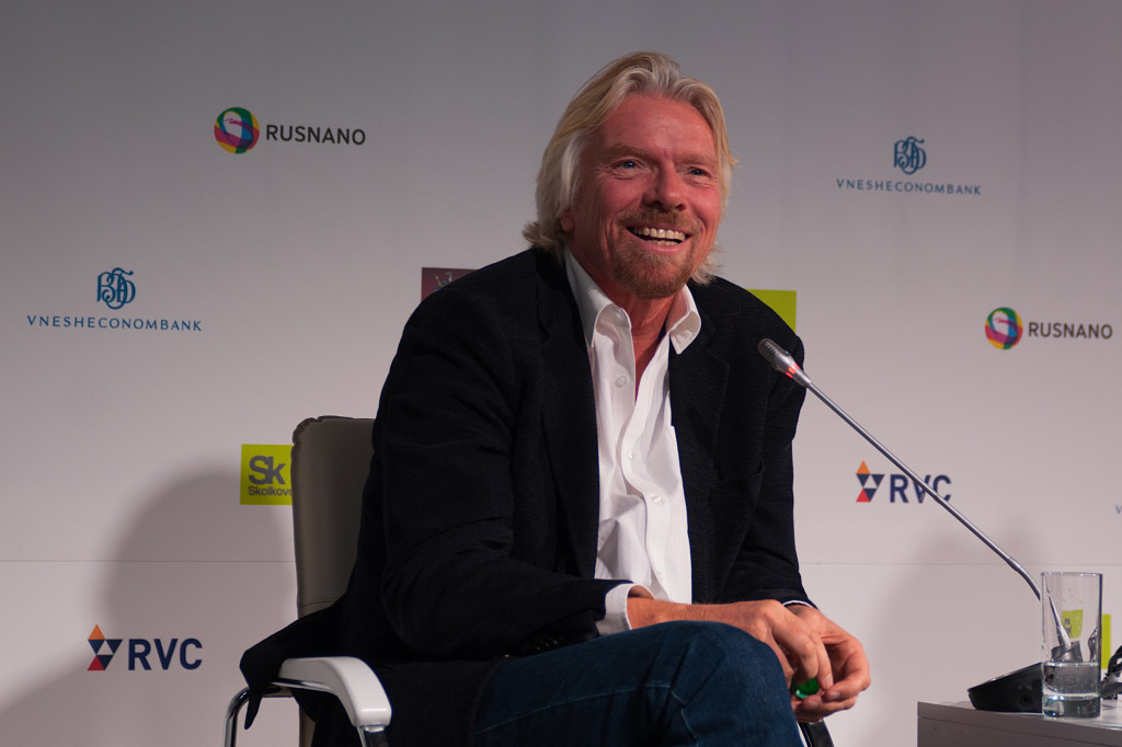 Richard Branson s'exprimant lors d'un panel à Moscou, en Russie.