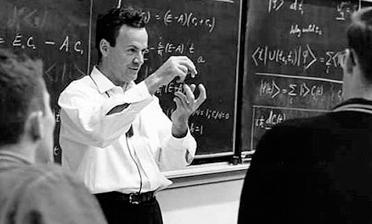 Modèles mentaux: comment entraîner votre cerveau à penser différemment 5 Richard Feynman enseigne certains de ses modèles mentaux à des étudiants en physique.