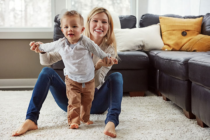 Quand les bébés commencent-ils à marcher? (Et comment les aider à y arriver) 14 Quand les bébés commencent à marcher (et comment les aider à y arriver)