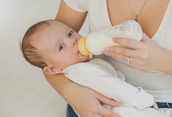 Devriez-vous donner du lait emballé ou tonique aux bébés?