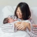 L'enflure est-elle normale après l'accouchement? 7 Mère avec bébé nouveau-né à l'hôpital, récupération post-partum