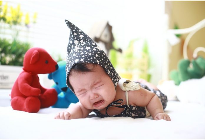 Est-il acceptable de laisser votre bébé pleurer?