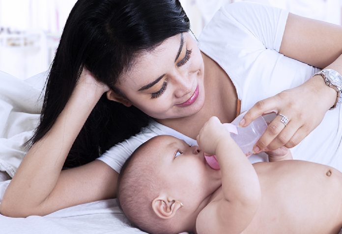 Les bébés allaités ou nourris au lait maternisé ont-ils besoin d'eau? Les médecins conseillent chaque maman ... 5 Les bébés allaités ou nourris au lait maternisé ont-ils besoin d'eau? Les médecins conseillent à toutes les mères de suivre cette règle