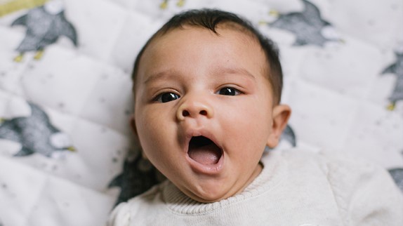 Mon bébé subit-il une régression du sommeil de 4 mois? 9 À quoi s'attendre Logo