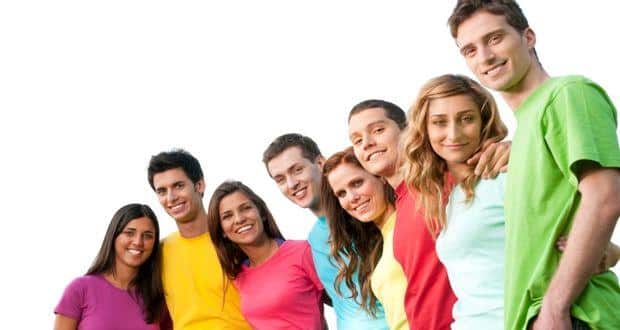 Être utile aux étrangers peut renforcer la confiance des adolescents