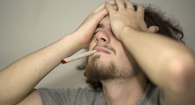 Fumer du pot pendant l'adolescence peut provoquer un trouble bipolaire à l'âge adulte! 4 Fumer du pot pendant l'adolescence peut provoquer un trouble bipolaire à l'âge adulte!