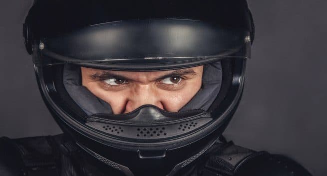 Le port d'un casque peut réduire le risque de blessures à la colonne vertébrale lors d'accidents 4 helmet