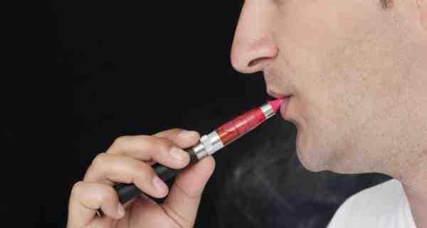 Les adolescents attirés par les cigarettes électroniques sont plus susceptibles de fumer des cigarettes conventionnelles d'ici un an 5 e-cigarette