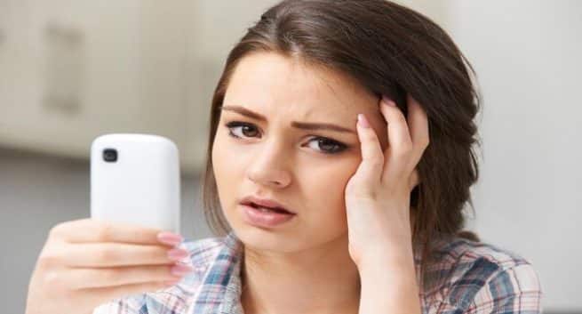 Les enfants qui utilisent beaucoup les smartphones sont plus mécontents 1 sad girl with mobile