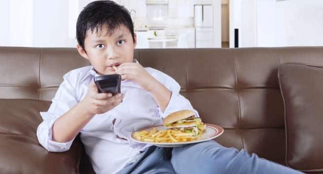kid-watching-TV expert tips to manage weight in overweight and obese kids