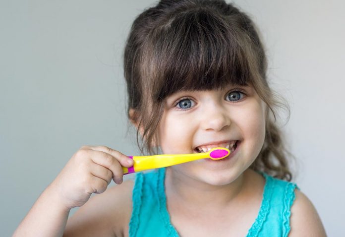 10 unterhaltsame Möglichkeiten, Kinder zum Zähneputzen zu bewegen