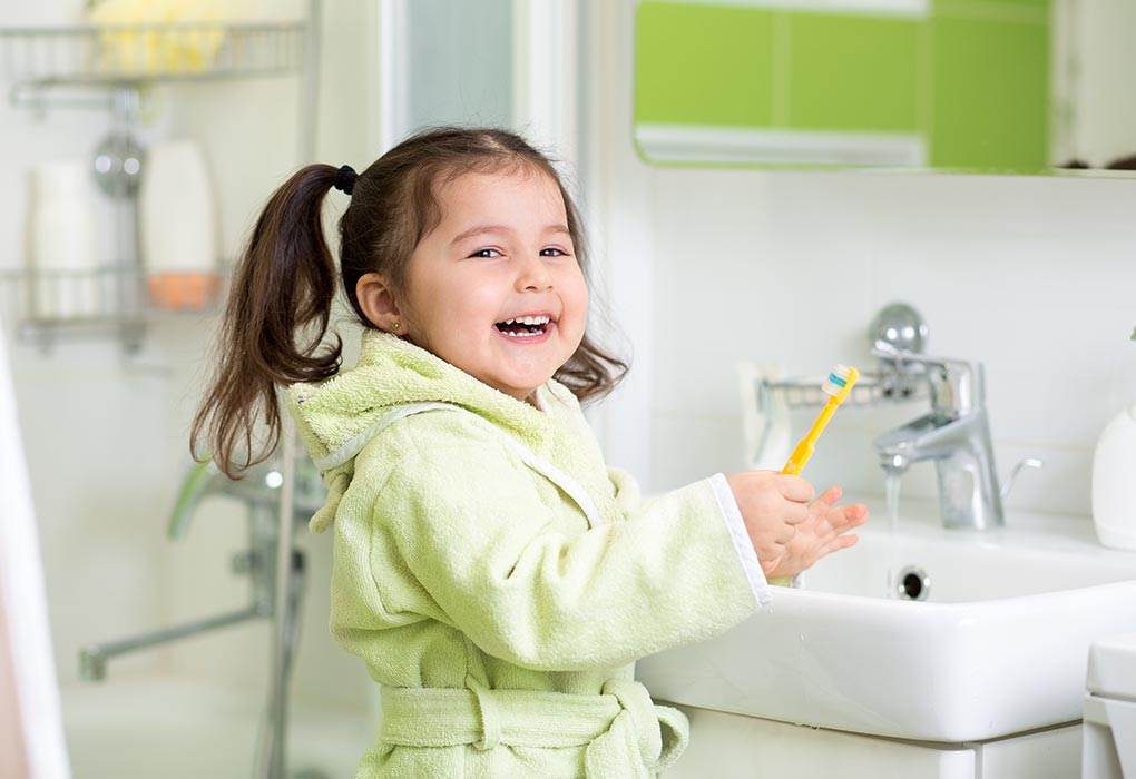Mädchen putzt sich die Zähne 