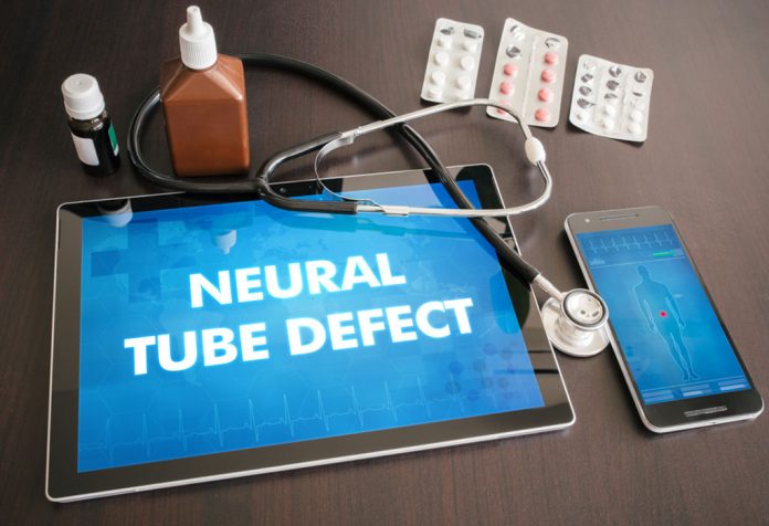 Neuralrohrdefekt auf einem Tablettbildschirm mit beiseite gelegtem Stethoskop