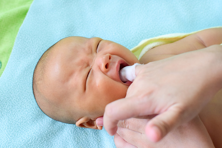 Reinigen Sie das Zahnfleisch Ihres Babys
