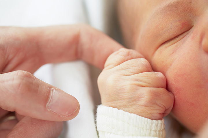 Warum und wann hält sich Ihr Neugeborenes an seinem Finger fest?
