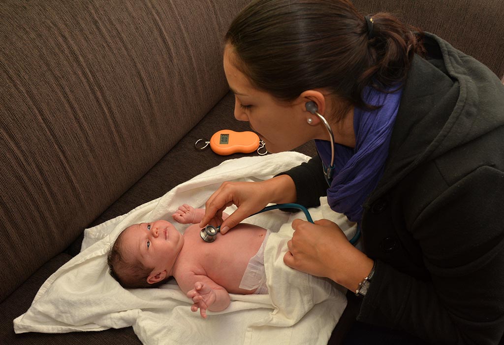 Ein Arzt, der ein Neugeborenes untersucht