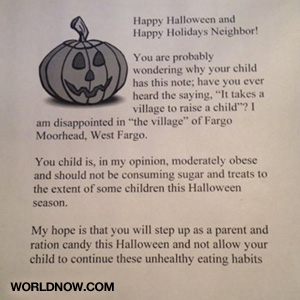 Frau, um Fettleibigkeit Briefe an 'fettleibige' Kinder für Halloween zu verteilen