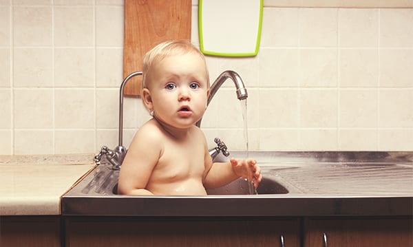 So schützen Sie Ihr Baby vor gefährlichen Verbrennungen im Waschbecken