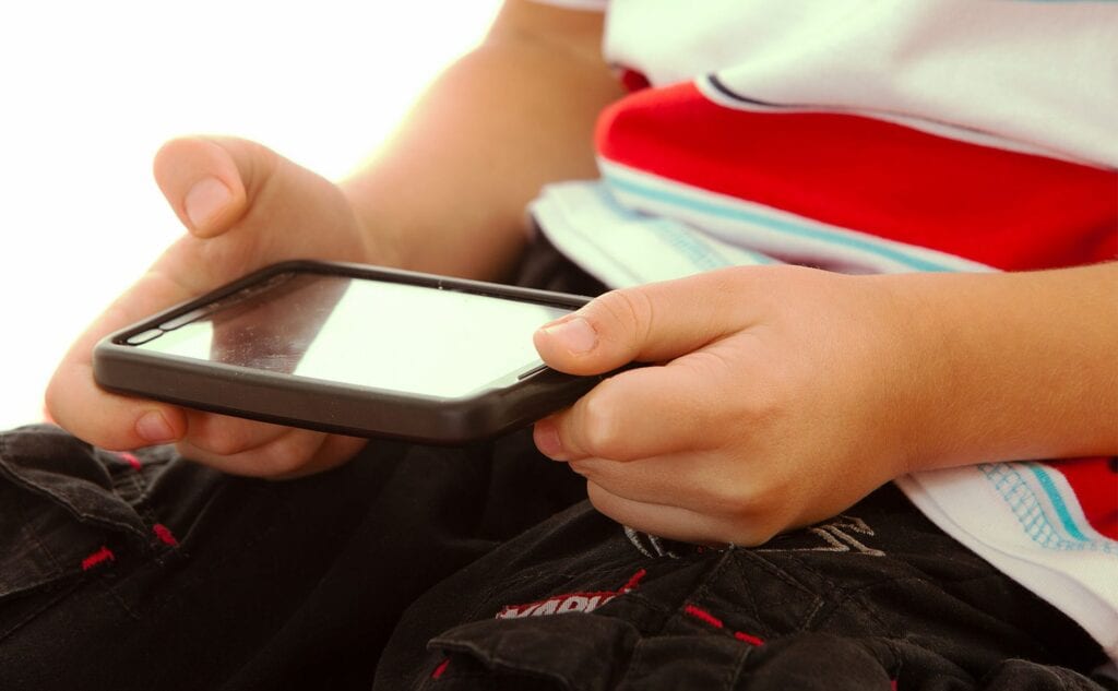 5 Wege, wie Technologie die sozialen Fähigkeiten unserer Kinder ruiniert