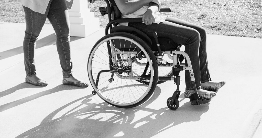 Als meine jugendliche Tochter anfing, einen Rollstuhl zu benutzen, begannen die Leute, sie anders zu behandeln