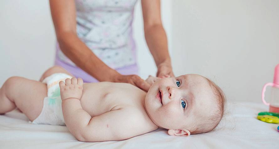 Ärzte warnen vor diesen Fehlern, während sie Ihr Baby massieren
