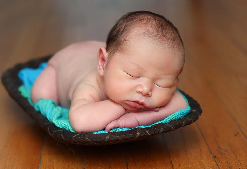 Baby schläft auf dem Boden - Vorteile und Tipps
