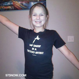 Das T-Shirt eines lokalen Mädchens wird nach der Schulsituation aufmerksam