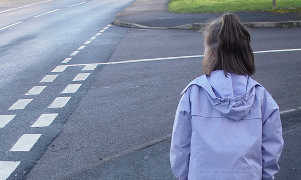 Die Schulwache ermöglicht es dem 6-jährigen autistischen Mädchen, alleine nach Hause zu gehen