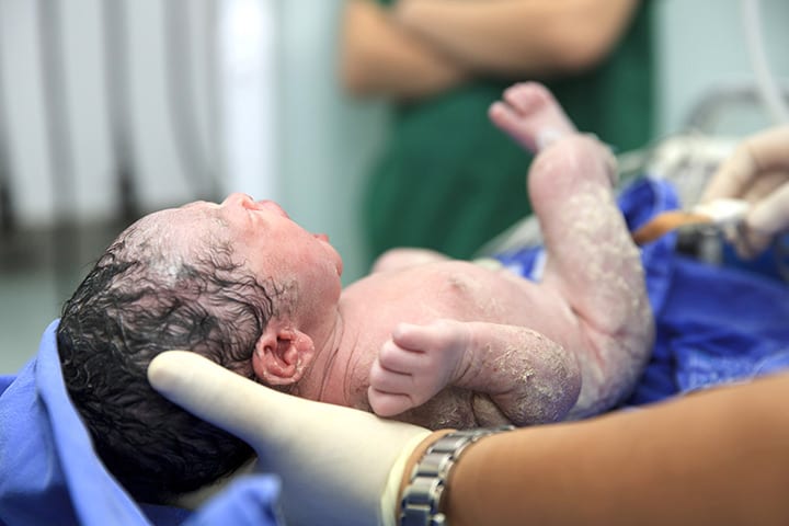 Eine Verzögerung des ersten Bades Ihres Neugeborenen erhöht die Stillrate, wie Studienergebnisse zeigen