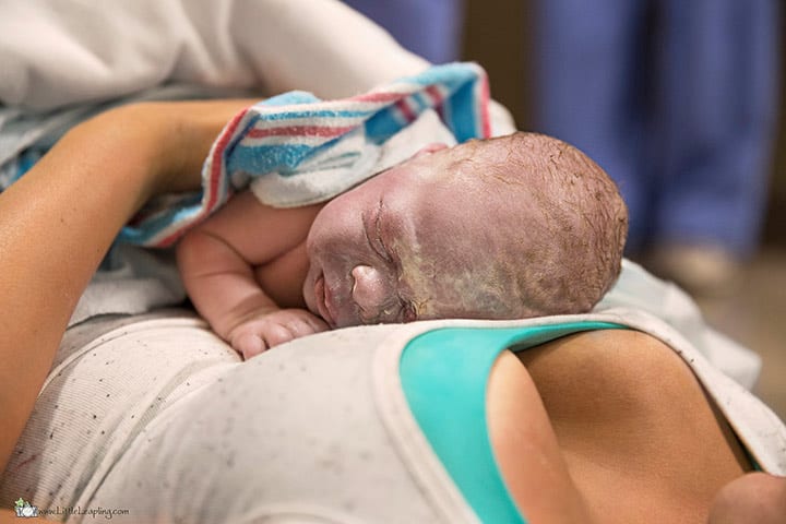 Entbindungsbaby im Krankenhausflur