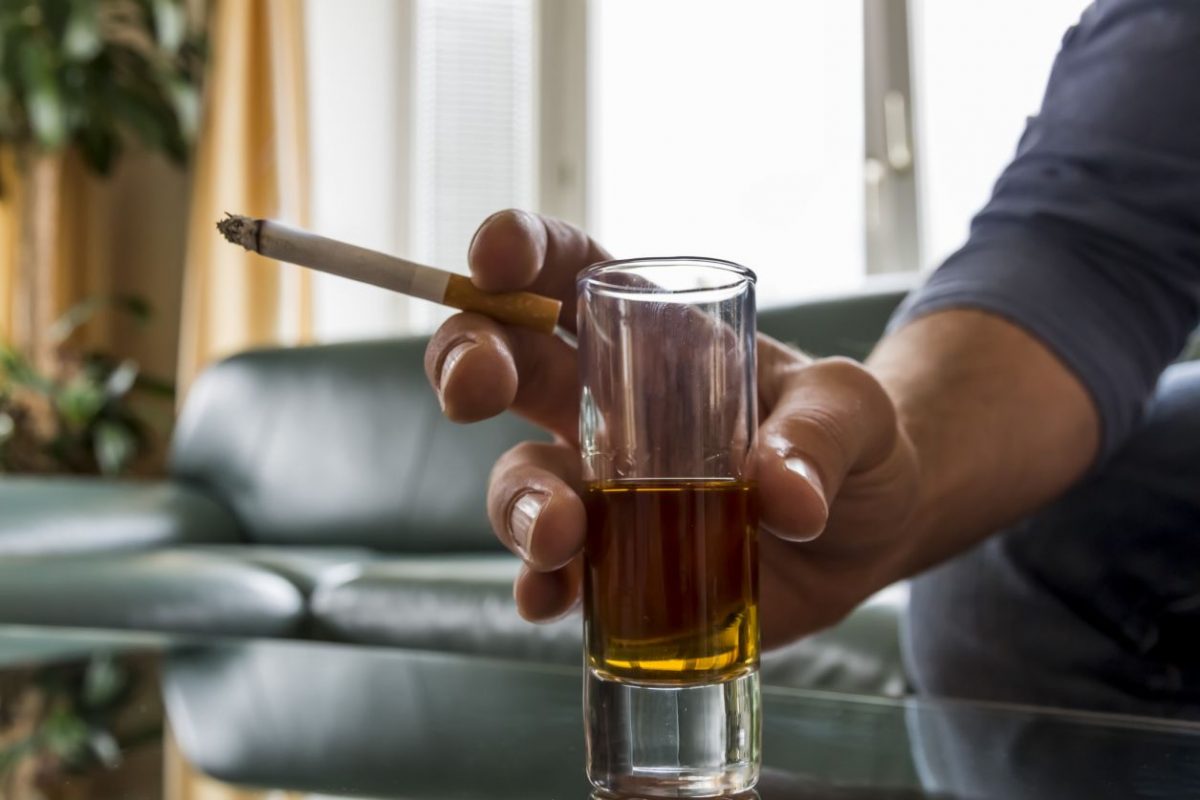 Gelegenheitsraucher mit erhöhtem Risiko für gefährlichen Alkoholkonsum