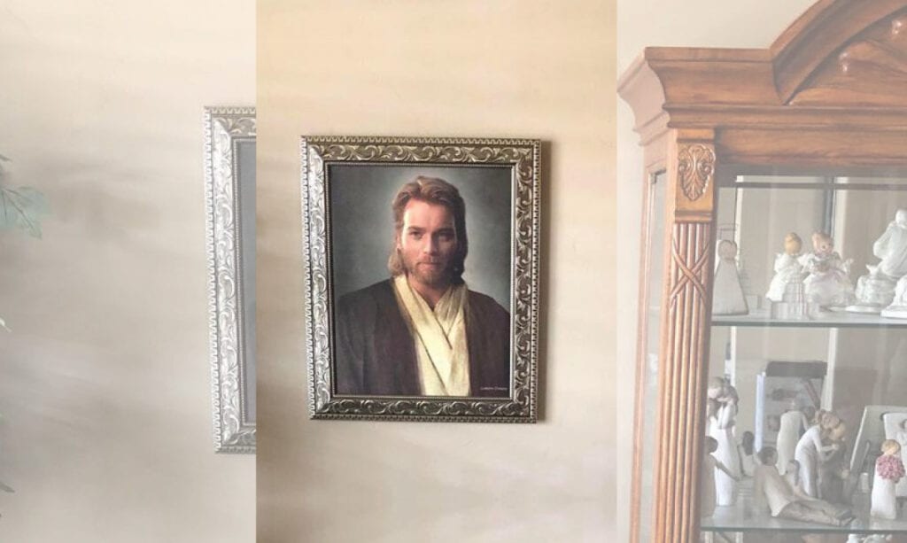 Sohn streichelt religiöse Eltern mit Porträt von Obi-Wan Kenobi