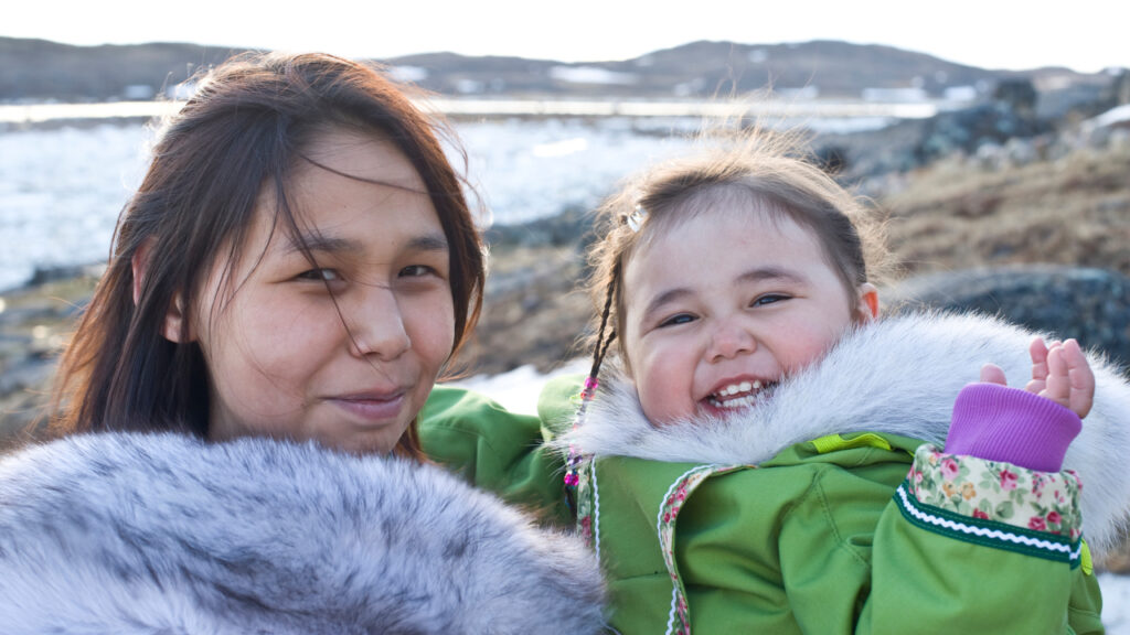 Inuit-Eltern haben einen einzigartigen und ruhigen Ansatz für die Elternschaft