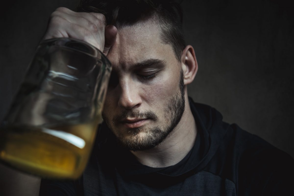 Körperliche Anzeichen und Symptome von Alkoholismus