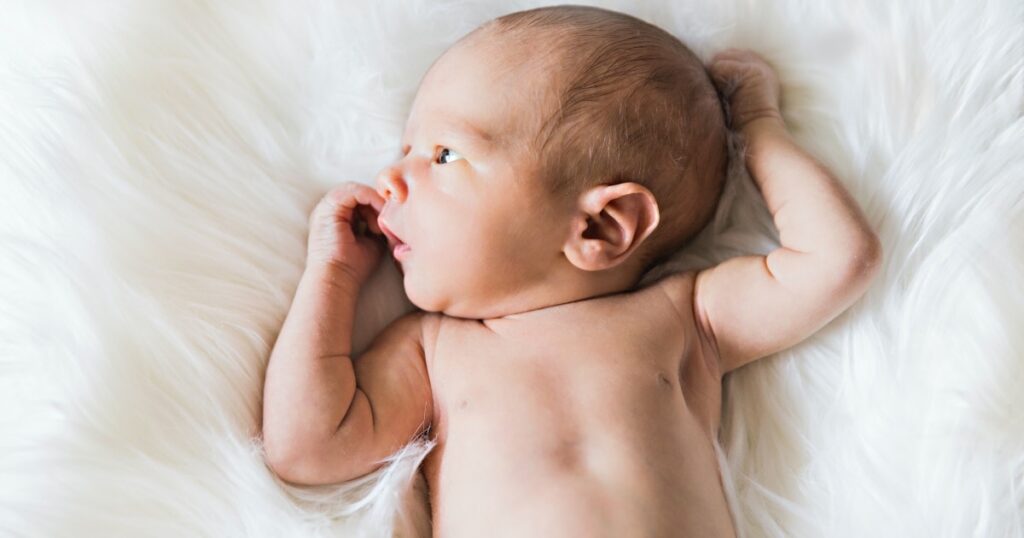 Mit wie vielen Knochen werden Babys geboren und warum haben Erwachsene weniger?