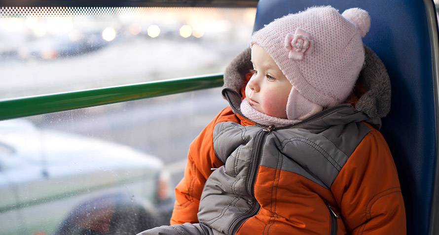 Mütter seien vorsichtig, wenn Sie mit Ihrem Baby in einem Bus reisen
