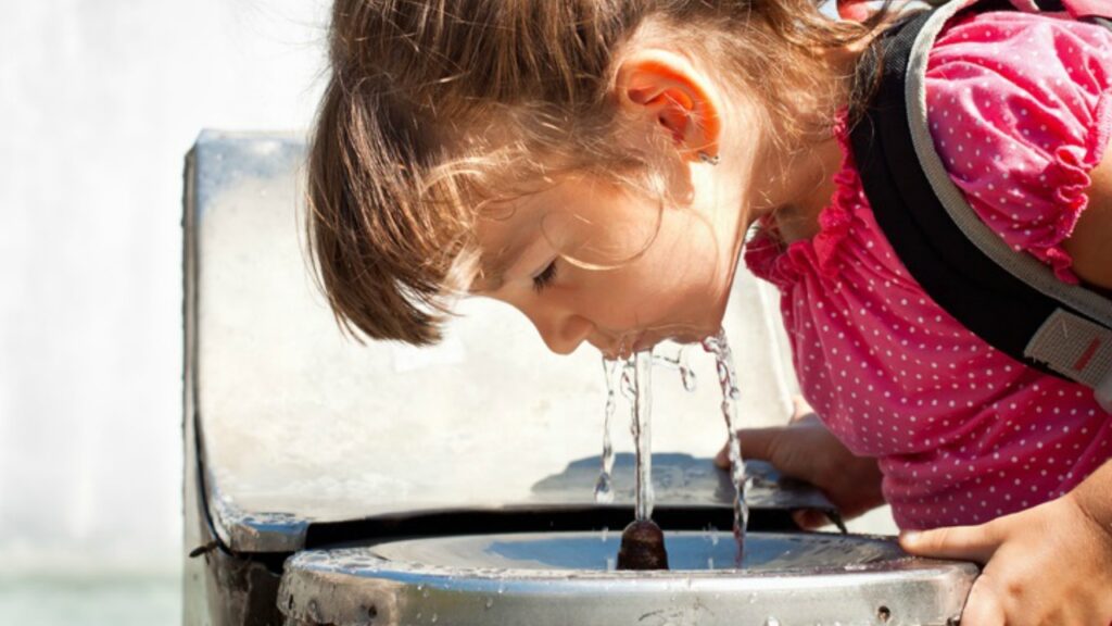 PSA: Eine schockierende Anzahl von Schulen hat Blei in ihrem Wasser