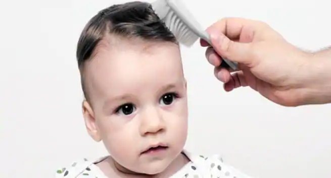 Seltsame Hausmittel, mit denen Menschen das Haarwachstum bei Babys fördern