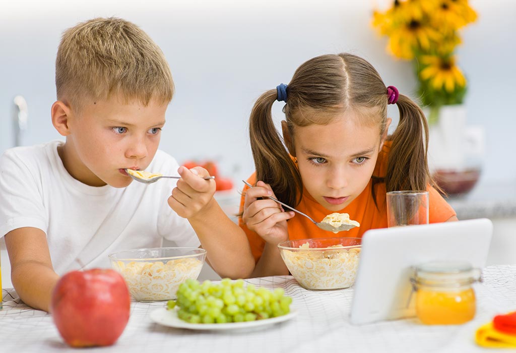 Schädigt Fernsehen und Essen Sie und Ihre Kinder?