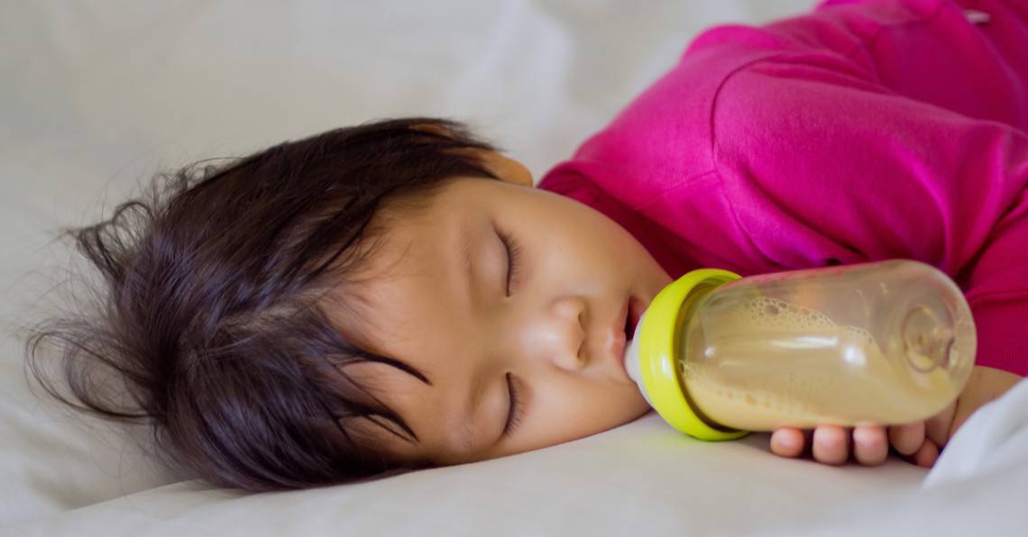 So stoppen Sie die Flasche Ihres Kleinkindes vor dem Schlafengehen