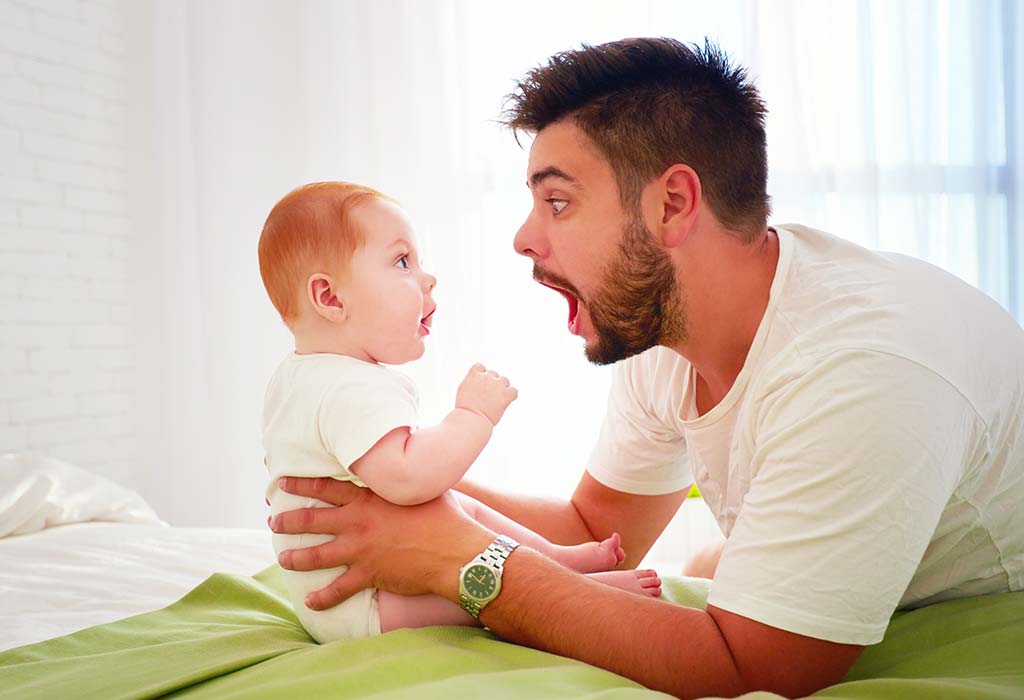 Ein Baby, das seinen Vater ansieht