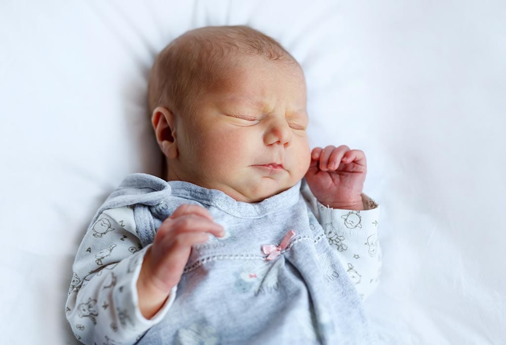 Neugeborenes Baby schläft