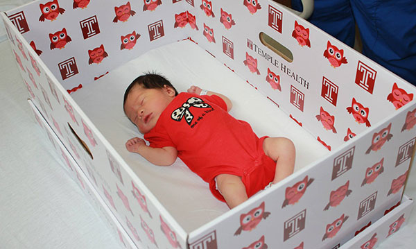Warum der Baby Box-Trend für einen sicheren Schlaf von Säuglingen großartig ist