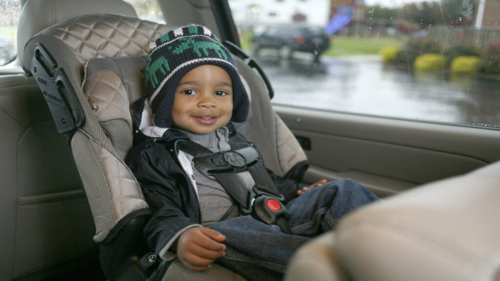 Warum wir Kinder so lange wie möglich in nach hinten gerichteten Autositzen halten sollten