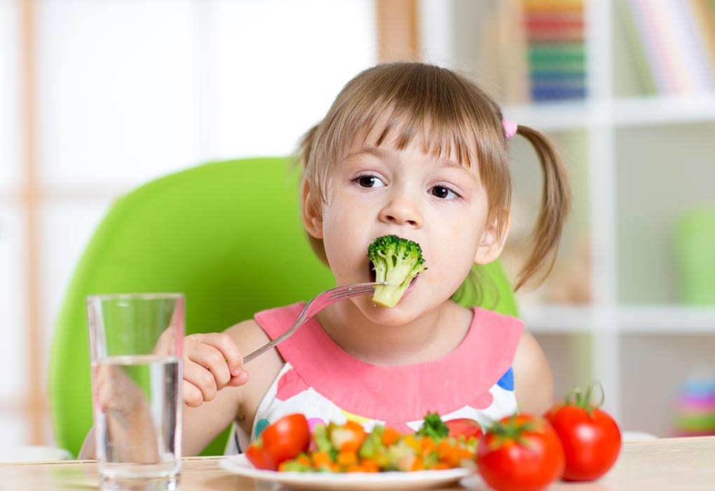 ᐅ Wie man Kinder dazu bringt, Gemüse zu essen - Tipps für Eltern