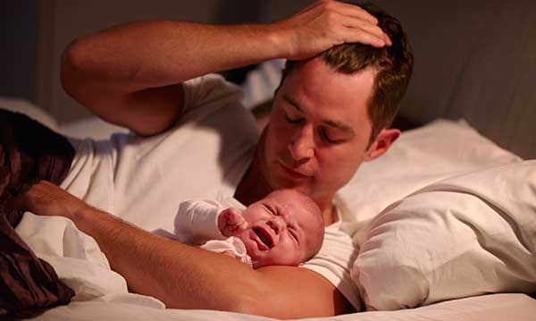 ¿Deberían los papás despertarse con el bebé por la noche?
