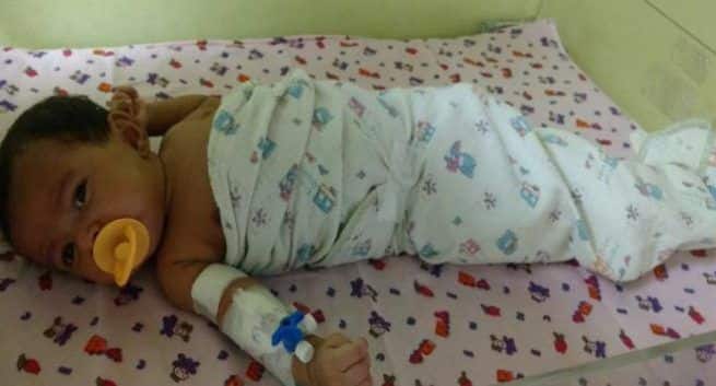 2 cm lange Impfstoffnadel steckt in einem 3 Tage alten Jungen;  im Krankenhaus von Mumbai behandelt
