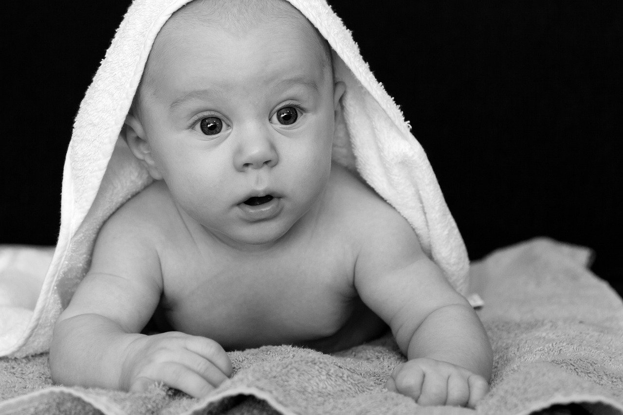 baby grinst im schlaf