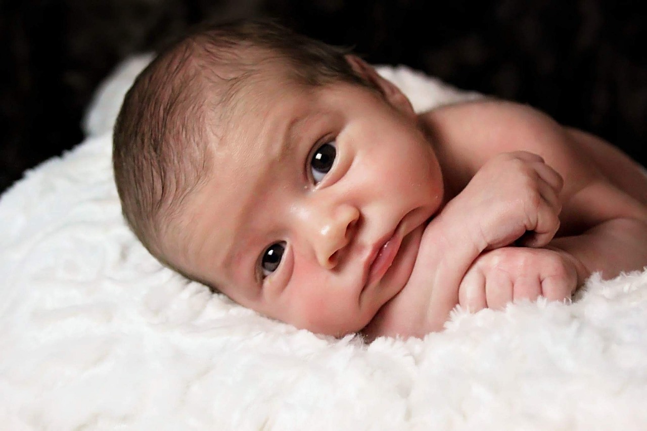 baby kratzt sich im gesicht